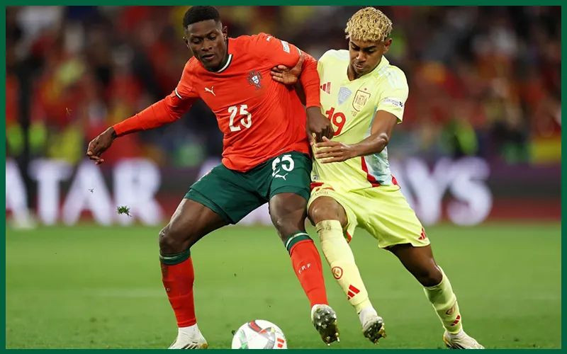 Nuno Mendes hậu vệ cánh trái tấn công hay nhất PSG 2025