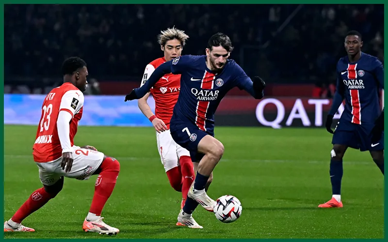 Kvaratskhelia rê bóng vượt qua đối thủ tại Ligue 1