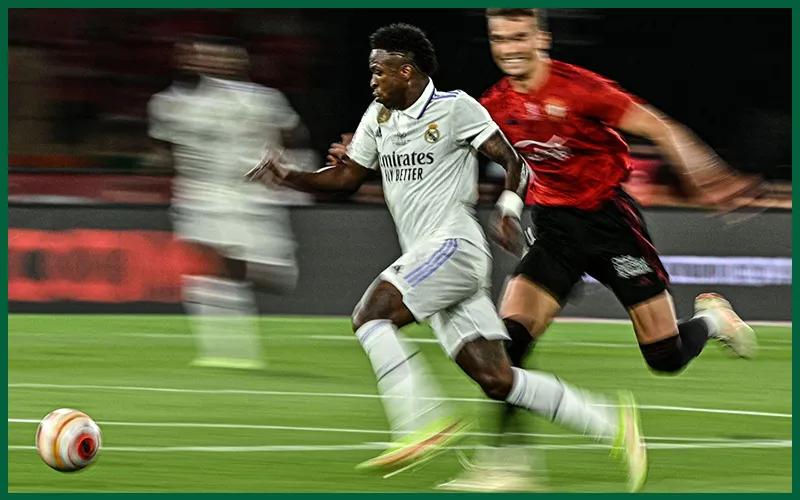 Vinicius Junior bứt tốc vượt hậu vệ trong trận La Liga